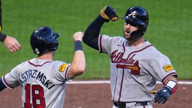 Joey Bart, derecha, de los Bravos de Atlanta, celebra con Mike Yastrzemski mientras regresa al dugout después de batear un jonrón de dos carreras frente a Dennis Santana, de los Piratas de Pittsburgh durante la octava entrada del juego de béisbol de Grandes Ligas del miércoles 8 de julio de 2026, en Pittsburgh. (AP Foto/Gene J. Puskar)