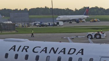 Un Bombardier CRJ900 de Air Canada Express, operado por Jazz Aviation LP, se encuentra en la pista del Aeropuerto Internacional Cincinnati/Norte de Kentucky, el viernes 15 de agosto de 2025, en Hebron, Kentucky. (AP Foto/Jon Gambrell)
