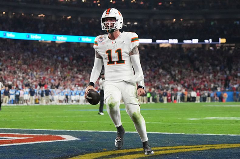 Carson Beck, quarterback de Miami, anota en el Fiesta Bowl ante Mississippi, el jueves 8 de enero de 2026 en Glendale, Arizona (AP Foto/Rick Scuteri)