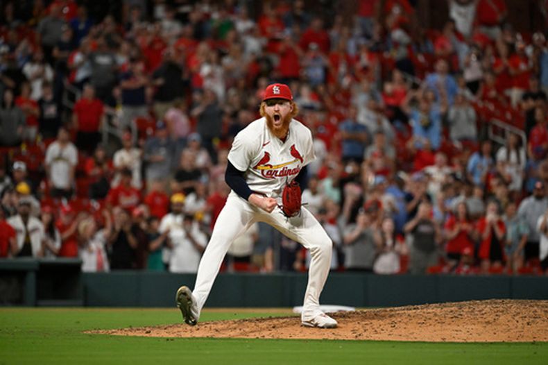 Dustin May, abridor de los Cardenales de San Luis, celebra después de completar el juego en la victoria sobre los Padres de San Diego, el lunes 15 de junio de 2026, en San Luis. (AP Foto/Joe Puetz)