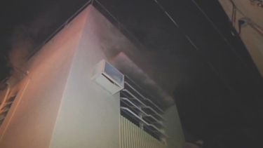 incendio obliga a la evacuacion de un edificio en miami beach