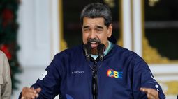El presidente venezolano Nicolás Maduro pronuncia un discurso durante un evento del Día del Estudiante en el palacio presidencial de Miraflores en Caracas, Venezuela, el viernes 21 de noviembre de 2025. (Foto AP/Cristian Hernández)
