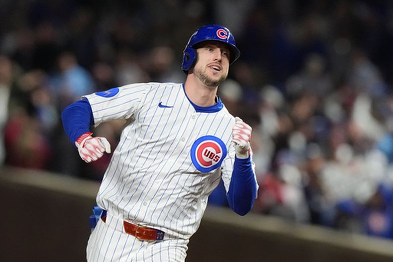 ARCHIVO - Kyle Tucker, de los Cachorros de Chicago, recorre las bases tras sacudir un jonrón ante los Cerveceros de Milwaukee en el cuarto juego de la serie divisional de la Liga Nacional, el 9 de octubre de 2025 (AP Foto/Nam Y. Huh, archivo)