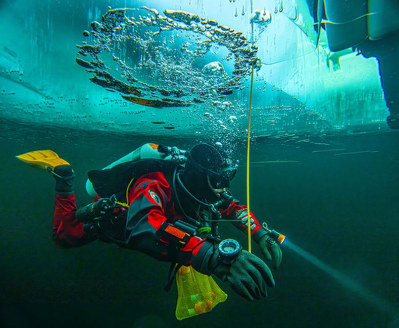 En esta imagen cortesía de Pata Degerman se puede ver a un buzo bajo el hielo durante una clase de buceo científico polar, el 13 de marzo de 2024, en Kilpisjärvi, Finlandia (Pata Degerman vía AP)