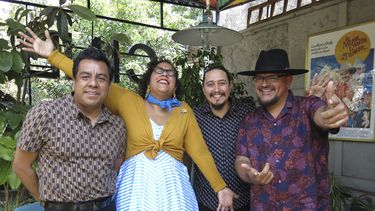 Los integrantes de la banda estadounidense La Santa Cecilia; Pepe Carlos, de izquierda a derecha, Marisoul, Alex Bendaña y Miguel Oso Ramírez, posan para un retrato durante una entrevista sobre su documental, Alma Bohemia, en la Ciudad de México el 5 de marzo de 2024. (Foto AP/Berenice Bautista)
