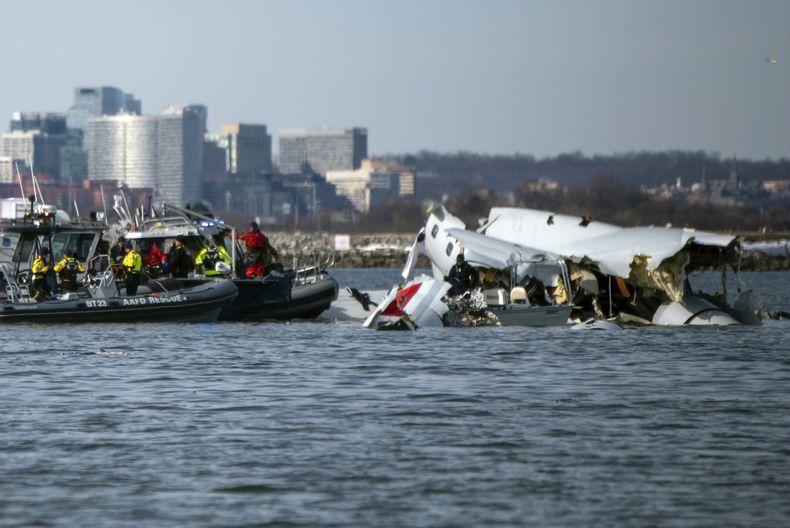 En esta imagen, distribuida por la Guardia Costera de Estados Unidos, se muestran los restos de un avión siniestrado en el río Potomac, cerca del Aeropuerto Nacional Ronald Reagan, el 30 de enero de 2025 en Washington. (Oficial de 2d clase Taylor Bacon, Guardia Costera de Estados Unidos, vía AP)