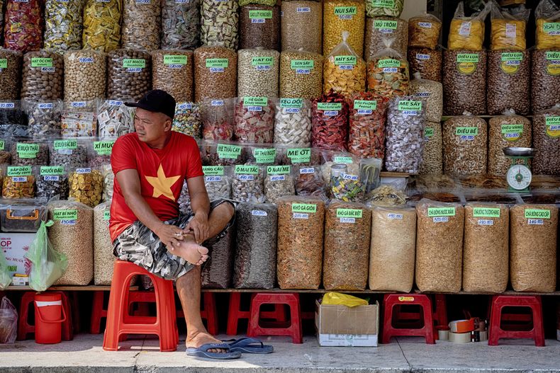 Un vendedor de especias espera a que lleguen clientes a su puesto en el mercado de Cholon, el martes 29 de abril de 2025, en Ciudad Ho Chi Minh, Vietnam. (AP Foto/Richard Vogel)