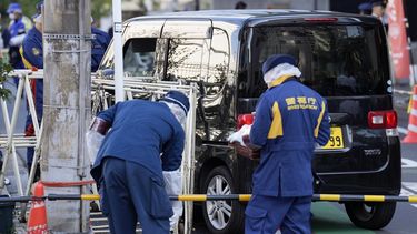 Agentes de policía revisan un auto que se estrelló contra una barricada temporal cerca de la embajada israelí en Tokio, el jueves 16 de noviembre de 2023. (AP Foto/Eugene Hoshiko)
