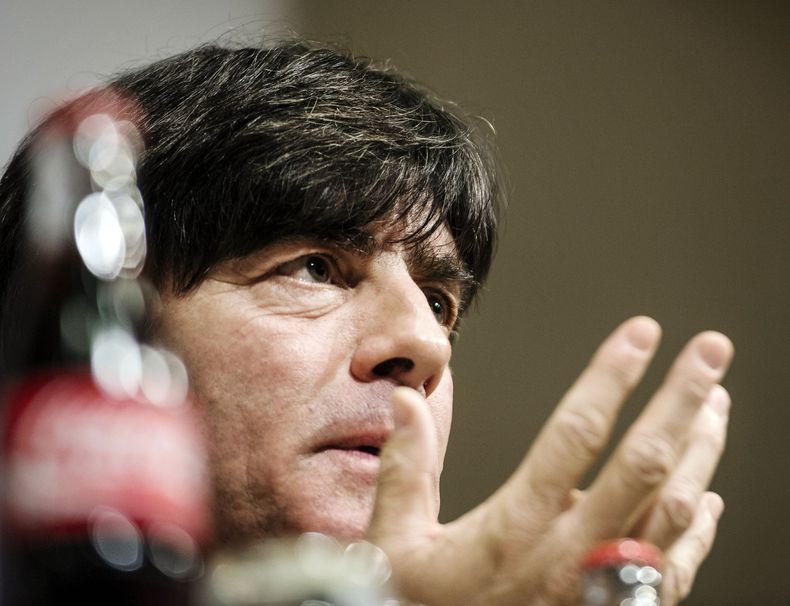 El t&eacute;cnico de la selecci&oacute;n de Alemania, Joachim Loew, habla en rueda de prensa el lunes, 14 de octubre de 2013, en Estocolmo. (AP Photo/Vilhelm Stokstad/TT News Agency) SWEDEN OUT