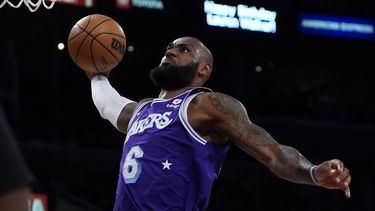 James encesta 50, Lakers remontan y ganan a Wizards 122-109