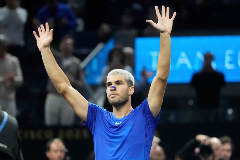 El español Carlos Alcaraz del equipo de Europa celebra tras vencer al argentino Francisco Cerúndolo del equipo del mundo en el tercer día de la Copa Laver el domingo 21 de septiembre del 2025. (AP Foto/Jeff Chiu)