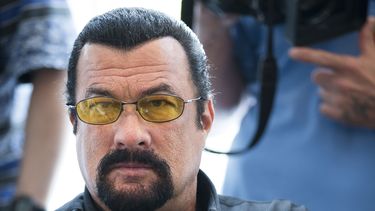 americateve | La estrella de pel&iacute;culas de acci&oacute;n Steven Seagal previo a una conferencia de prensa el 2 de junio de 2013. El actor est&aacute; considerando ser candidato a gobernador de Arizona, se inform&oacute; el 4 de enero de 2014. (Foto AP/Alexander Z