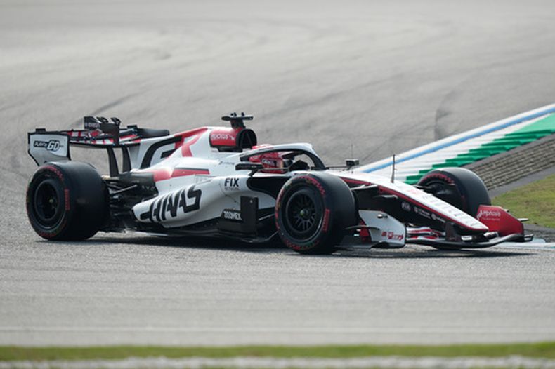 El mexicano Sergio Pérez conduce su bólido Cadillac en la clasificación para el Gran Premio de Baréin en Sepang. Malasia, el sábado 3 de octubre de 2026 (AP Foto/Aijaz Rahi)