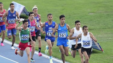 Los atletas disputan los 10.000 metros en los Juegos Centroamericanos y del Caribe en San Salvador, el viernes 7 de julio de 2023 (AP Foto/Arnulfo Franco)