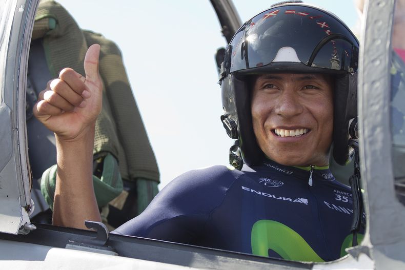 El ciclista colombiano Nairo Quintana saluda desde un avi&oacute;n espa&ntilde;ol antes del inicio de la tercera etapa de la Vuelta a Espa&ntilde;a el lunes, 25 de agosto de 2014, en C&aacute;diz, Espa&ntilde;a. (AP Photo/Miguel Angel Morenatti)