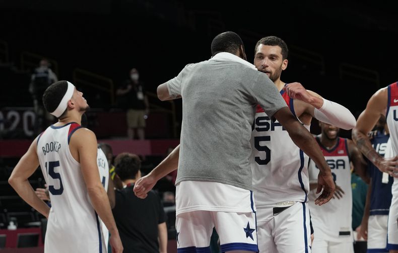 Zach Lavine con la selección de Estados Unidos le da un abrazo a su compañero Kevin Durant para celebrar una victoria en la semifinal ante Australia en los Juegos Olímpicos de Tokio el 5 de agosto del 2021. (AP Foto/Eric Gay)