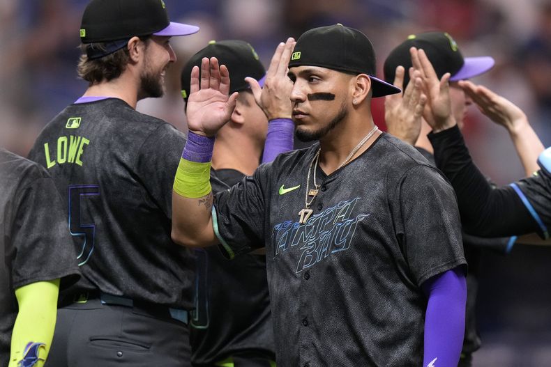 El mexicano de los Rays de Tampa Bay, Isaac Paredes celebra junto a sus compañeros, incluyendo Josh Lowe (15) luego de que el equipo venciera a los Rojos de Cincinnati, el sábado 27 de julio de 2024, en San Petersburgo, Florida. (AP Foto/Christopher OMeara)