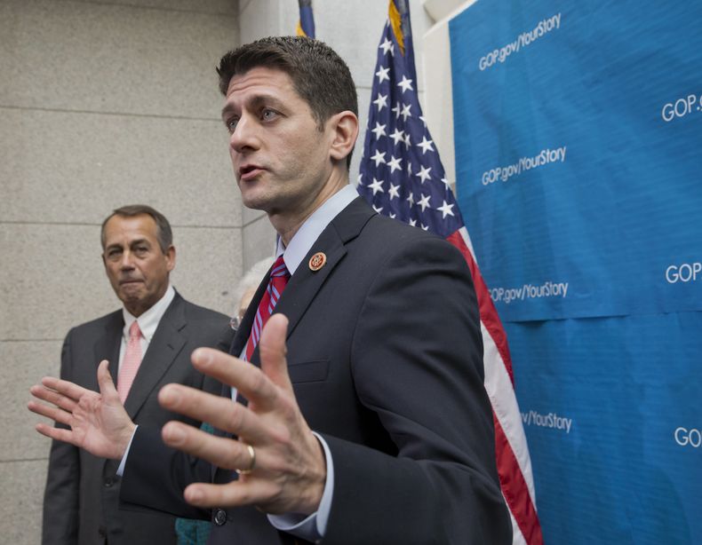 En esta foto del 11 de diciembre de 2013, el presidente de la Comisi&oacute;n de Presupuesto de la c&aacute;mara baja, el republicano Paul Ryan, derecha, aparece acompa&ntilde;ado por el presidente de la c&aacute;mara John Boehner. En el Senado, los repub
