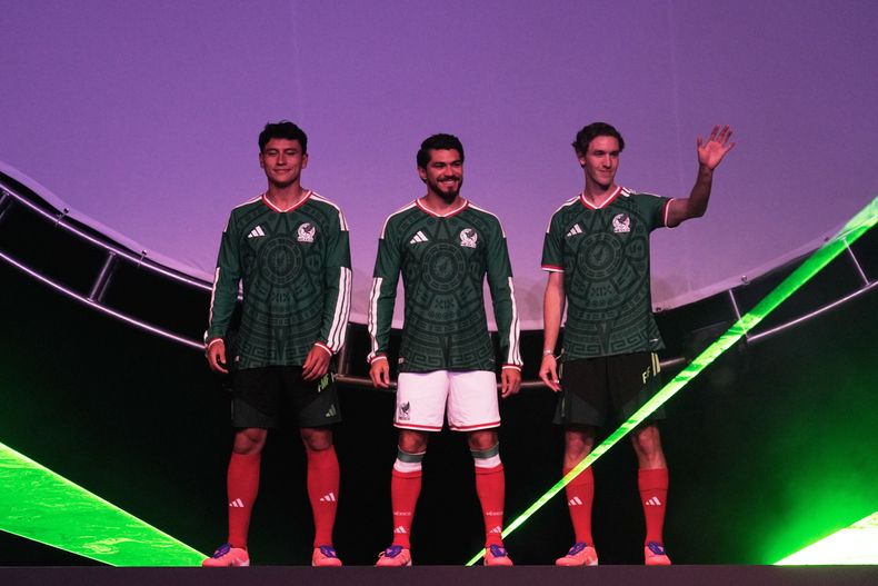 Los seleccionados mexicanos Ramón Juárez, Henry Martín y Marcel Ruiz presentan la nueva camiseta del equipo, el miércoles 5 de noviembre de 2025 (AP Foto/Marco Ugarte)