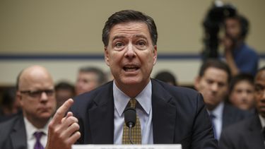 Mensajes entre agentes del FBI revela admiración por Comey