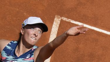 Swiatek beats Azarenka at Italian Open for 25th straight win