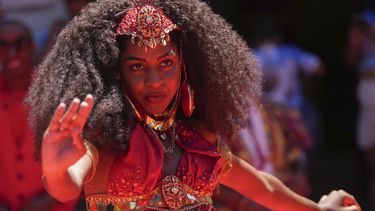 Una bailarina actúa en la ceremonia que da inicio oficialmente al Carnaval de Río de Janeiro, Brasil, el 28 de febrero de 2025. (AP Foto/Silvia Izquierdo)