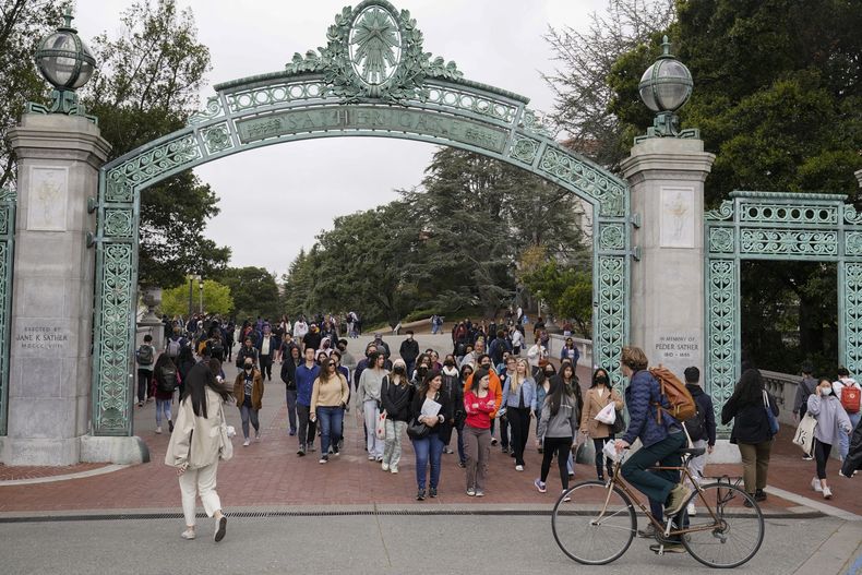 ARCHIVOS - Un grupo de estudiantes pasa por la Puerta Sather cerca de la Plaza Sproul en la Universidad de California, campus de Berkeley, el martes 29 de marzo de 2022, en Berkeley, California. (AP Foto/Eric Risberg, archivo)