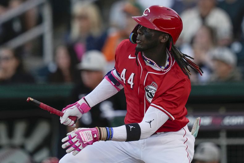 Elly De La Cruz de los Rojos de Cincinnati, con su bate quebrado, observa tras conectar un sencillo en un juego de pretemporada contra los Medias Blancas de Chicago, el martes 12 de marzo de 2024, en Goodyear, Arizona. (AP Foto/Carolyn Kaster)