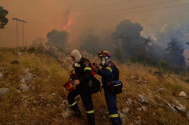 Bomberos operan en el monte Kithairon cerca de Porto Germeno, en el noroeste de Atenas, Grecia, el lunes 3 de agosto de 2026. (AP Foto/Petros Giannakouris)