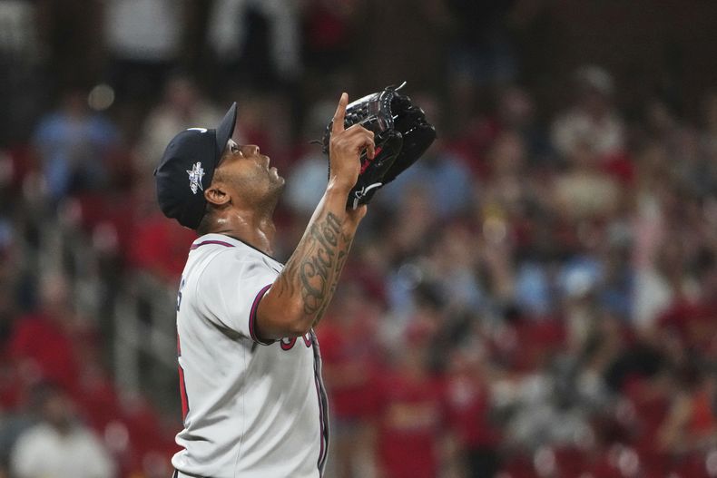 El cubano Raisel Iglesias, de los Bravos de Atlanta, festeja tras poner fin al duelo ante los Cardenales de San Luis, el viernes 11 de julio de 2025 (AP Foto/Jeff Roberson)
