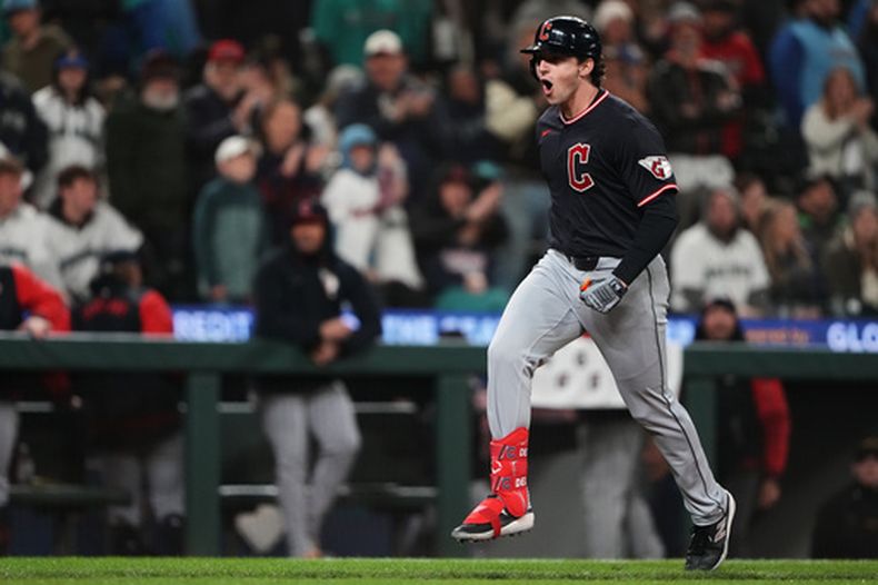 Chase DeLauter, de los Guardianes de Cleveland, festeja tras batear un jonrón de dos carreras ante los Marineros de Seattle, el sábado 28 de marzo de 2026 (AP Foto/Lindsey Wasson)