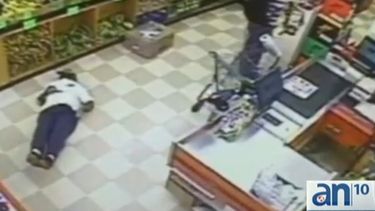 americateve | El hombre que recibió un golpe fulminante en un comercio de Miami Beach no despertó del coma y murió.