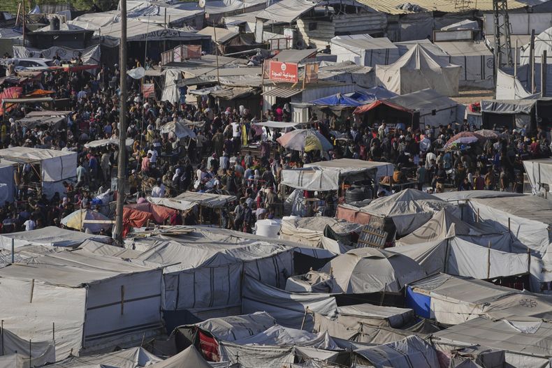 Palestinos desplazados caminan en un campamento de tiendas en Jan Yunis, Franja de Gaza, el miércoles 4 de junio de 2025. (AP Foto/Abdel Kareem Hana)