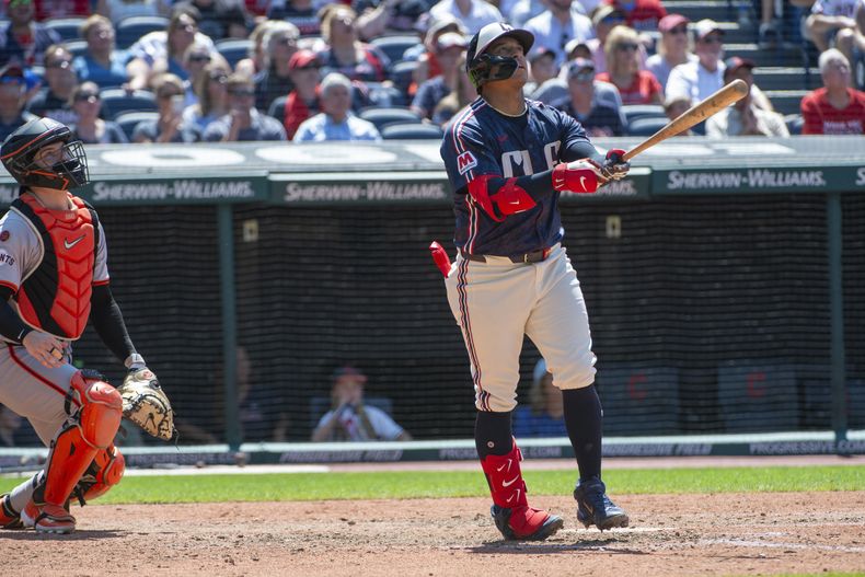 Bo Naylor de los Guardianes de Cleveland observa su jonrón de tres carreras frente al relevista de los Gigantes de San Francisco Sean Hjelle el domingo 7 de julio del 2024. (AP Foto/Phil Long)