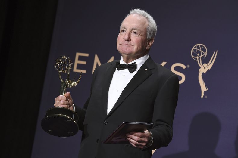 ARCHIVO - Lorne Michaels posa en la sala de prensa con el premio a la serie de sketches de variedades destacada por Saturday Night Live en la 71ª edición de los Premios Emmy el domingo 22 de septiembre de 2019 en Los Ángeles. (Foto Jordan Strauss/Invision/AP, archivo)