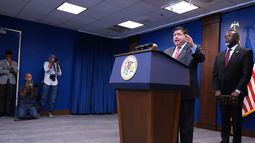El gobernador de Illinois JB Pritzker, segundo de la derecha, habla mientras el alcalde de Chicago Brandon Johnson, derecha, escucha, en conferencia de prensa en Chicago el 6 de octubre del 2025. (AP foto/Nam Y. Huh)