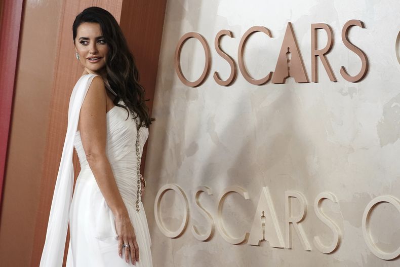 Penelope Cruz llega a los Premios Oscar, el 2 de marzo de 2025, en el Teatro Dolby, en Los Angeles. (Foto, Jordan Strauss/Invision/AP)