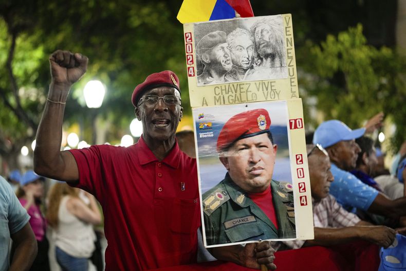 Simpatizantes del presidente Nicolás Maduro, animados mientras se esperan resultados de las elecciones presidenciales en Caracas, Venezuela, el domingo 28 de julio de 2024. (AP Foto/Fernando Vergara)