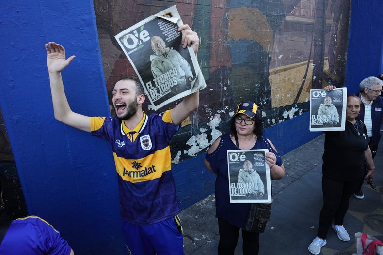 Hinchas de Boca Juniorse se apersonan al estadio La Bombonera para el sepelio del técnico Miguel Ángel Russo, el jueves 9 de octubre de 2025. (AP Foto/Rodrigo Abd)