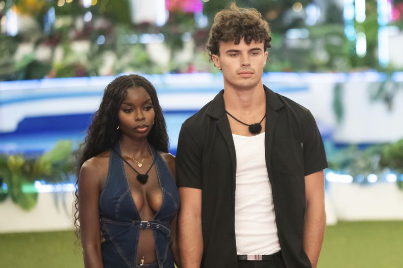 Esta imagen publicada por Peacock muestra a Olandria Carthen, a la izquierda, y Nicolas Nic Vansteenberghe de la serie de telerrealidad Love Island USA. (Ben Symons/Peacock via AP)