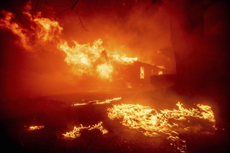 El incendio Eaton en Altadena, California, el 7 de enero del 2025. (AP foto/Ethan Swope)