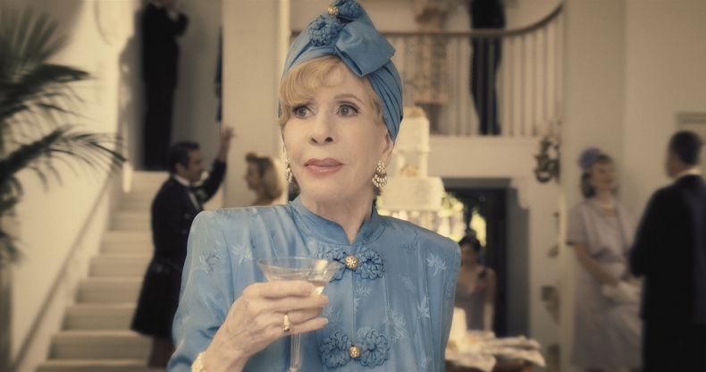 En esta imagen proporcionada por Apple TV+, Carol Burnett en una escena de la serie Palm Royale. (Apple TV+ via AP)