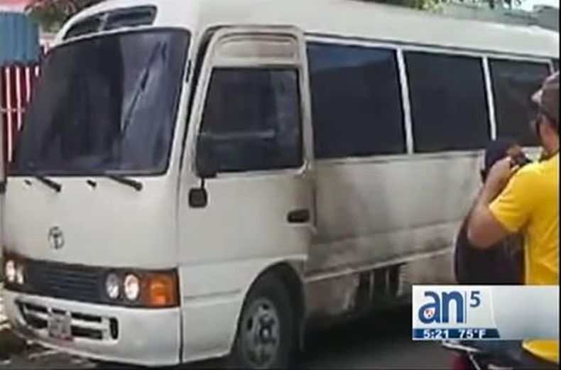 En Venezuela asesinan a un candidato de la oposición tras participar en un programa de radio en el estado Zulia. Además, un grupo de oficialistas intentó incendiar el autobús donde viajaba Henrique Capriles.