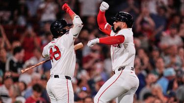 El venezolano Wilyer Abreu (derecha) festeja con Anthony Seigler, su compañero en los Medias Rojas de Boston, luego de conectar u jonrón ante los Medias Blancas de Chicago, el martes 4 de agosto de 2026 (AP Foto/Charles Krupa)