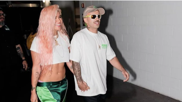 karol g y feid confirman su relacion en respuesta a la playera de anuel aa