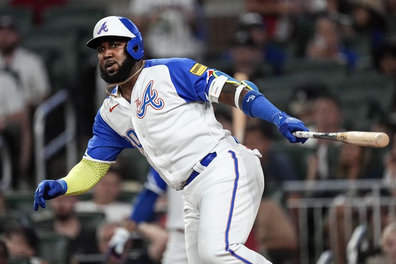 El dominicano Marcell Ozuna, de los Bravos de Atlanta, conecta un sencillo en el encuentro del viernes 28 de julio de 2023 (AP Foto/John Bazemore)