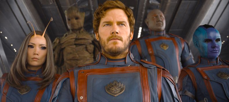 En esta imagen proporcionada por Marvel Studios, Pom Klementieff como Mantis, de izquierda a derecha, Groot (con la voz de Vin Diesel), Chris Pratt como Peter Quill/Star-Lord, Dave Bautista como Drax y Karen Gillan como Nebula en una escena de Guardians of the Galaxy Vol. 3. (Marvel-Disney vía AP)