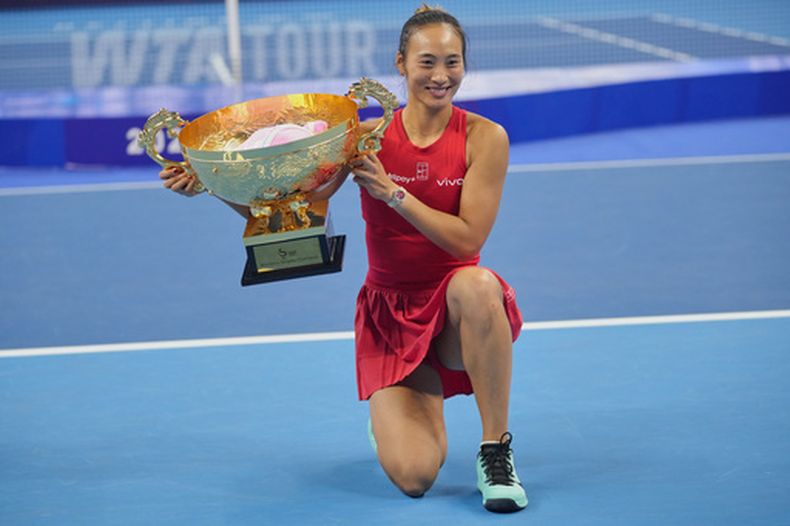 La china Zheng Qinwen posa con el trofeo tras ganar el Abierto de China al vencer a la rusa Mirra Andreeva el domingo 11 de octubre del 2026. (AP Foto/Achmad Ibrahim)