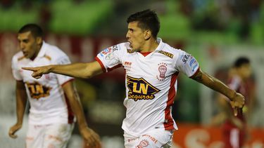 Huracán fulmina a Caracas, River elimina a U de Chile