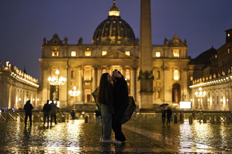 Una pareja se besa en la plaza de San Pedro del Vaticano, el miércoles 12 de marzo de 2025. (AP Foto/Francisco Seco)